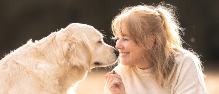 Vrouw kijkt hond heel liefdevol aan